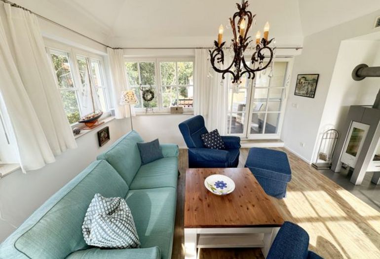 Wohnbereich mit Zugang zur Dachterrasse Wohnbereich mit Zugang zur Dachterrasse