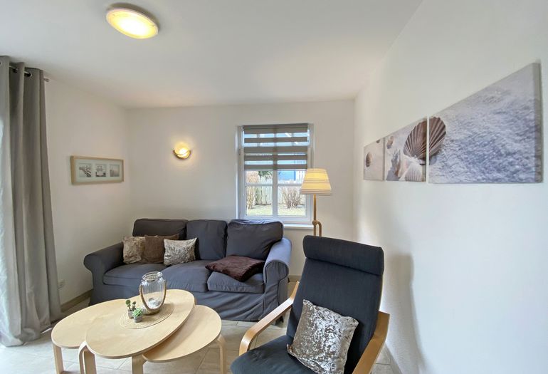 gemütliche Couch mit kleinem Tisch