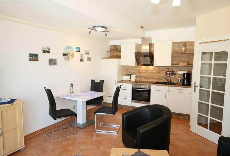 Küchenzeile mit Esstisch