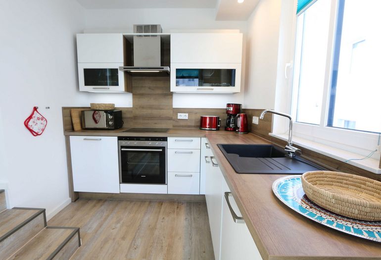 Küchenzeile mit allem was benötigt wird