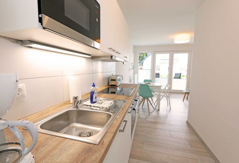 Küchenzeile mit Elektrogeräten