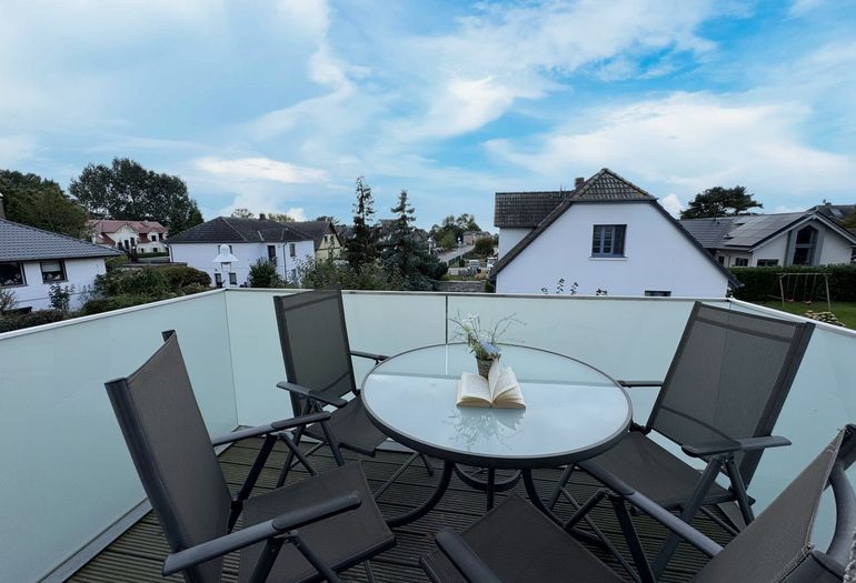 bestuhlter Balkon