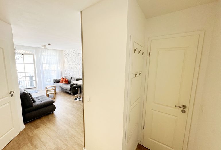 Flurbereich mit Garderobe und Zugang zum Abstellraum Flurbereich mit Garderobe und Zugang zum Abstellraum