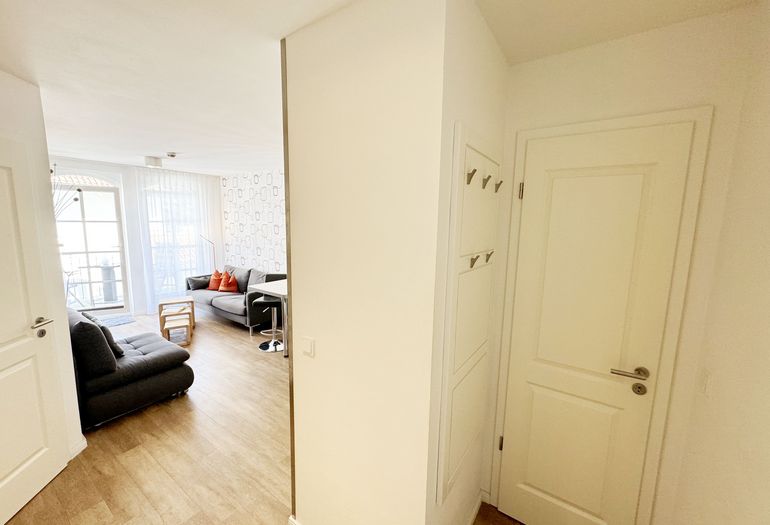 Flurbereich mit Garderobe und Zugang zum Abstellraum