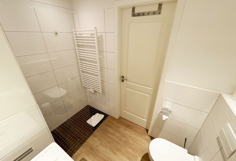 Badezimmer mit ebenerdiger Dusche