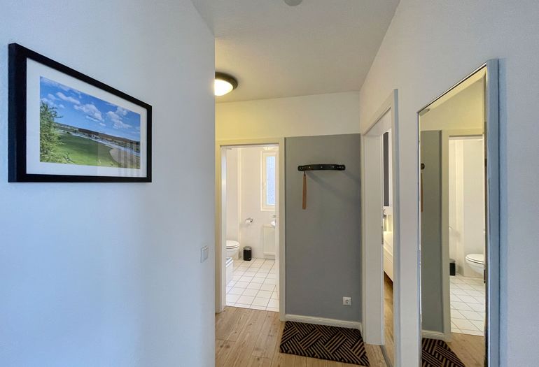 Flur mit großem Spiegel