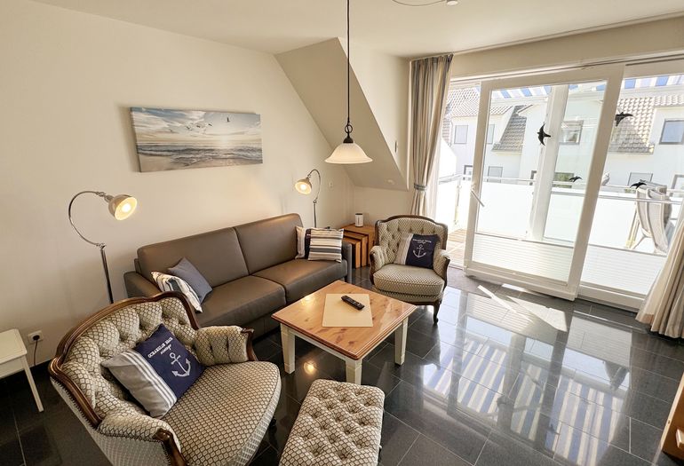 Wohnbereich mit Zugang zum Balkon