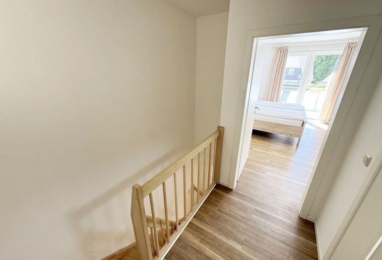 Obergeschoss mit Blick ins Schlafzimmer