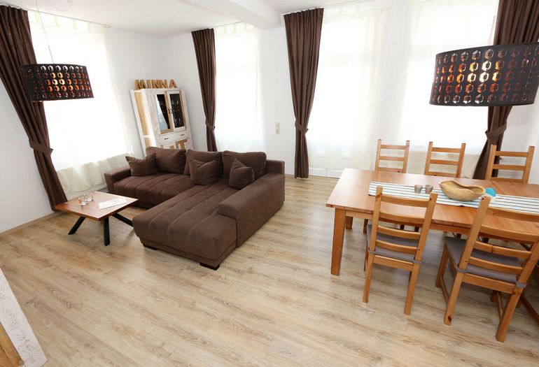 gemütliches Wohnzimmer mit Esstisch