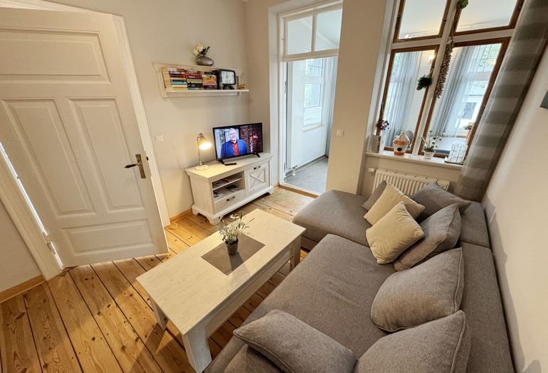 Wohnzimmer mit gemütlicher Couch