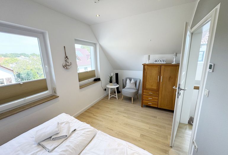 2. Schlafzimmer mit Doppelbett und kleiner Sitzecke