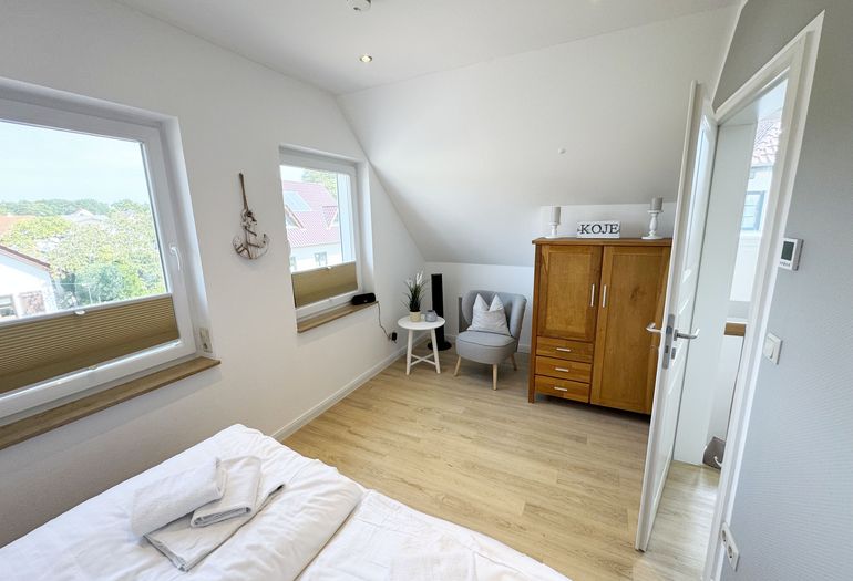 2. Schlafzimmer mit Doppelbett und kleiner Sitzecke