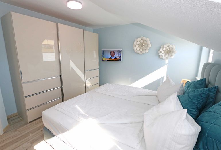 Schlafzimmer mit großem Kleiderschrank