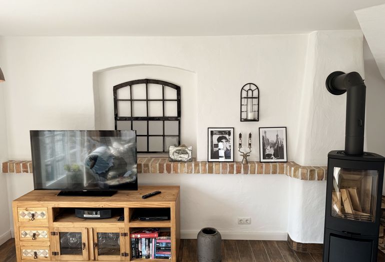 Flachbildschirm und Kamin