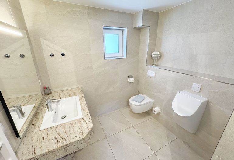 Badezimmer mit WC und Waschbecken