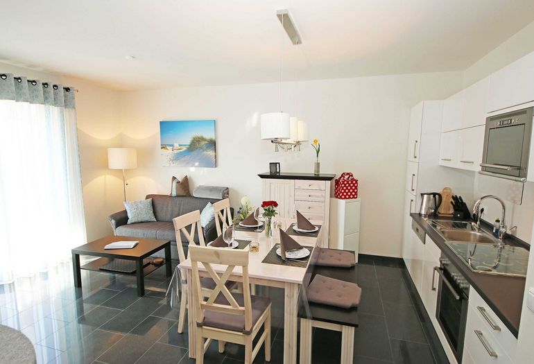 Küchenzeile mit Wohn-/Essbereich Küchenzeile mit Wohn-/Essbereich