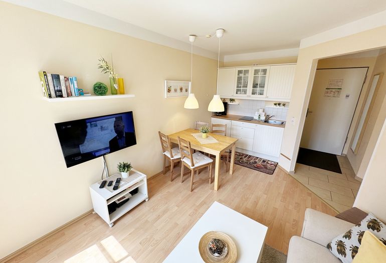 Wohnbereich mit Blick zur Küchenzeile Wohnbereich mit Blick zur Küchenzeile