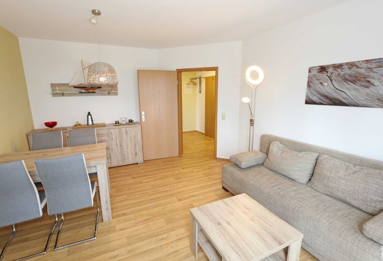 Wohnzimmer mit gemütlicher Couch