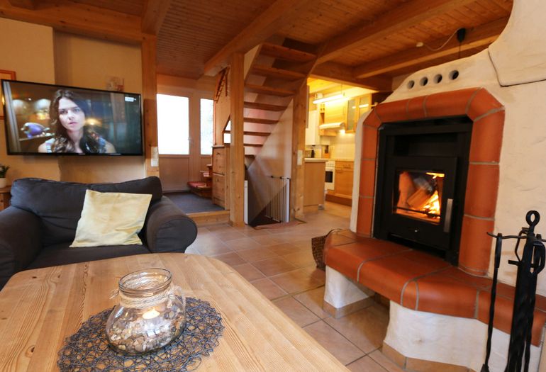 Wohnbereich mit Kamin und TV