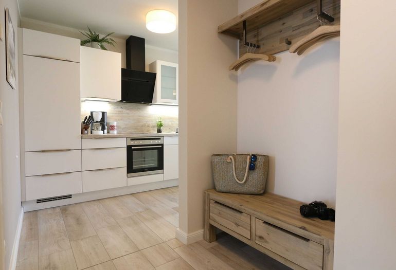 Eingangsbereich mit Blick zur Küchenzeile