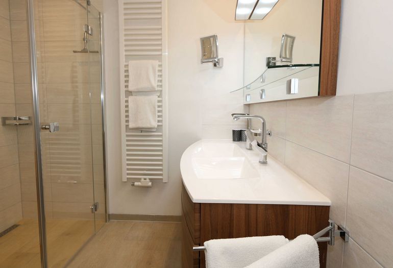 Badezimmer mit ebenerdiger Dusche