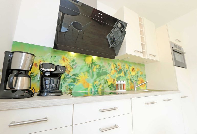 moderne Küche mit allem was zum Kochen benötigt wird