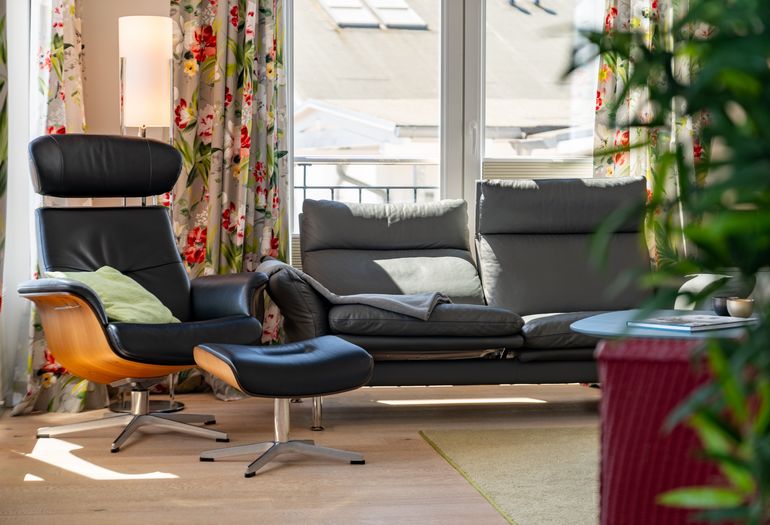 Couch mit verstellbarer Rückenlehne Couch mit verstellbarer Rückenlehne