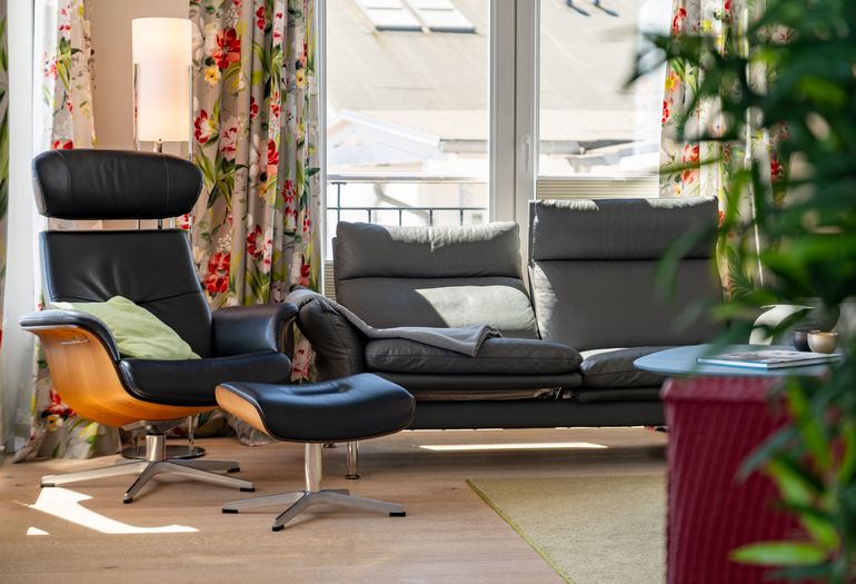 Couch mit verstellbarer Rückenlehne Couch mit verstellbarer Rückenlehne