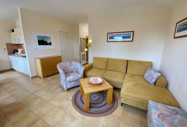 Wohnzimmer mit Couch und Sessel