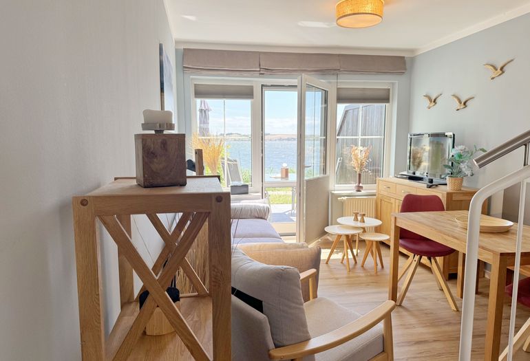 gemütliches Wohnzimmer mit Blick zum See