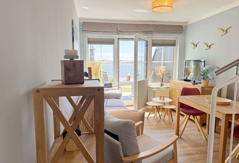 gemütliches Wohnzimmer mit Blick zum See gemütliches Wohnzimmer mit Blick zum See