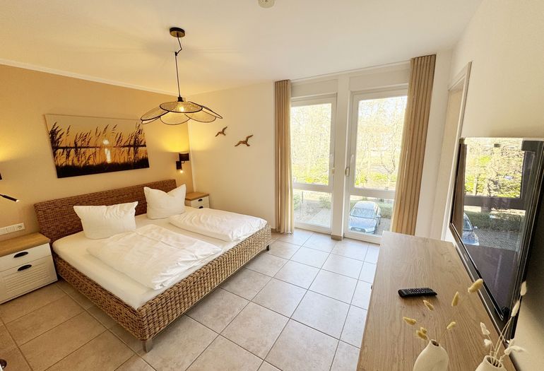 1.Schlafzimmer mit Doppelbett und Smart-TV