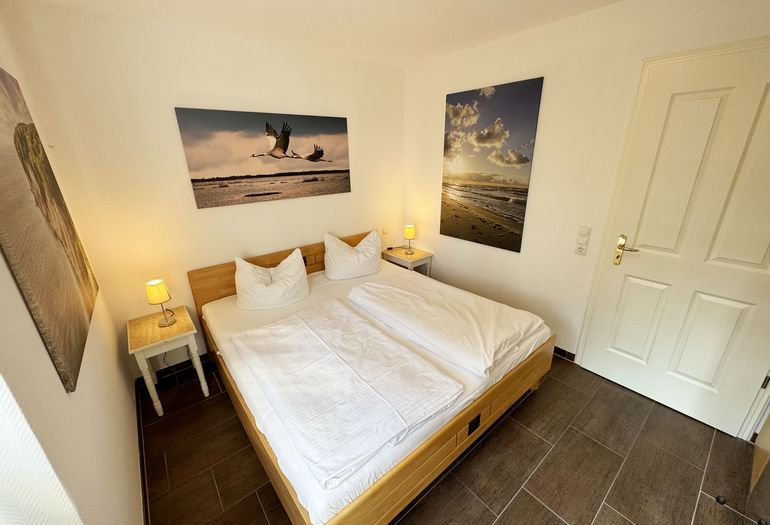 1.Schlafzimmer mit Doppelbett und Nachttischablagen
