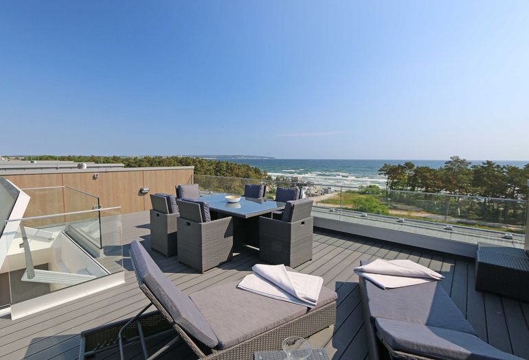 bestuhlte Dachterrasse lädt zum Entspannen ein bestuhlte Dachterrasse lädt zum Entspannen ein