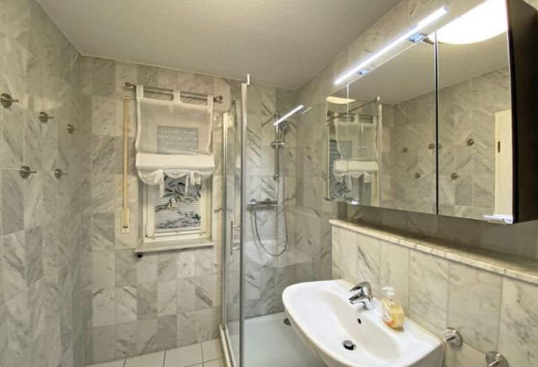 Badezimmer mit Dusche Badezimmer mit Dusche