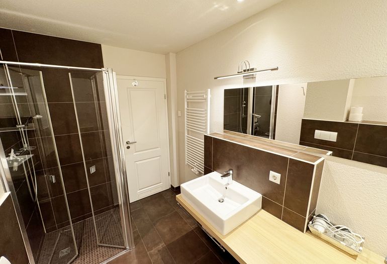 ebenerdige Dusche im modernen Bad