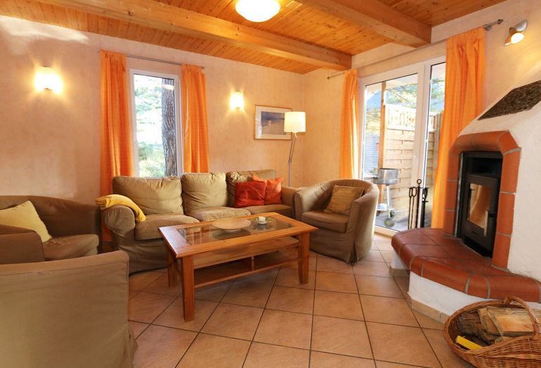 gemütliche Sitzecke mit Kamin