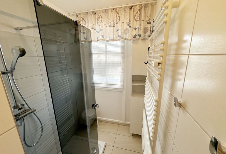 Badezimmer mit Dusche