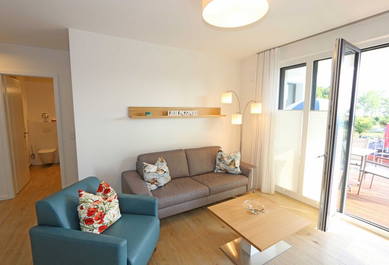 Wohnzimmer mit gemütlicher Couch und Sesel