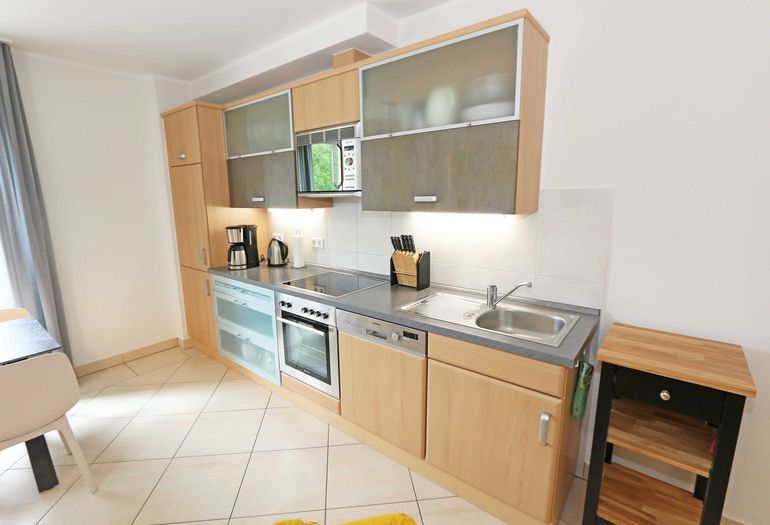 Küchenzeile mit Backofen