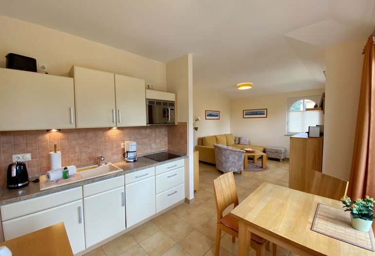 Blick von der Küche in den Wohnbereich