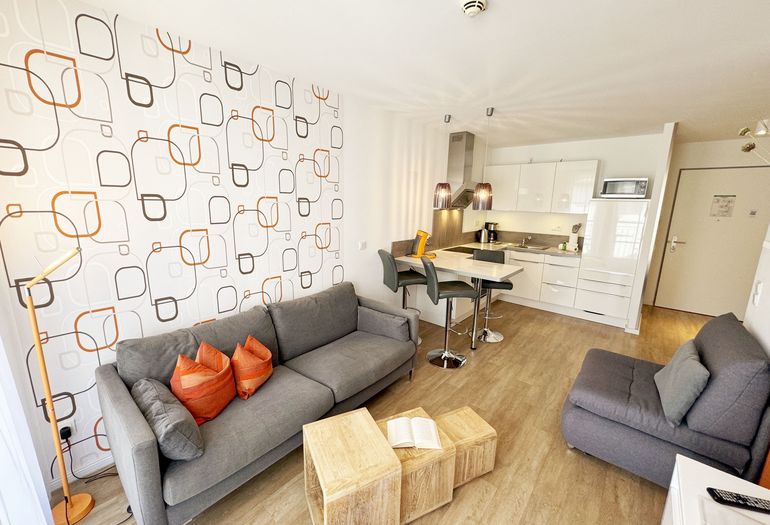 heller Wohnbereich mit angrenzender Küchenzeile