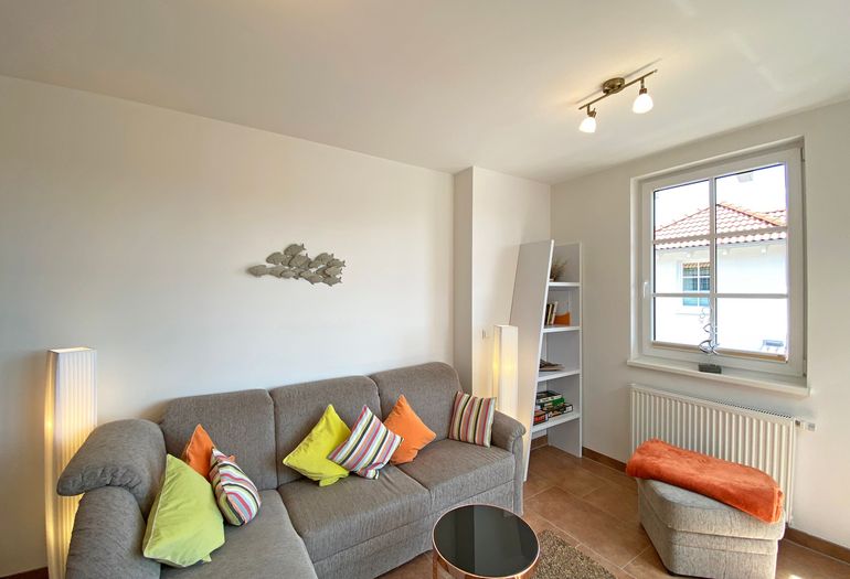 Wohnzimmer mit kleinem Tisch und Bücherregal Wohnzimmer mit kleinem Tisch und Bücherregal