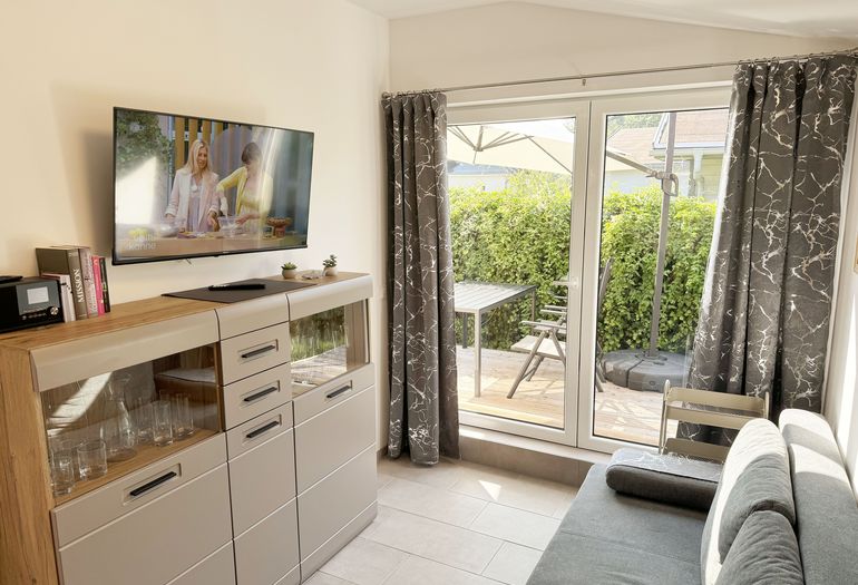 Wohnbereich mit Zugang zur Terrasse