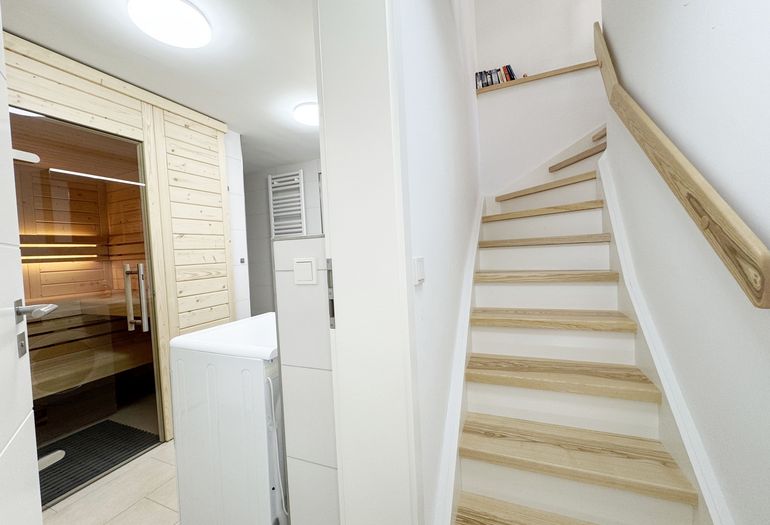 Blick ins Tageslichtbad mit Sauna