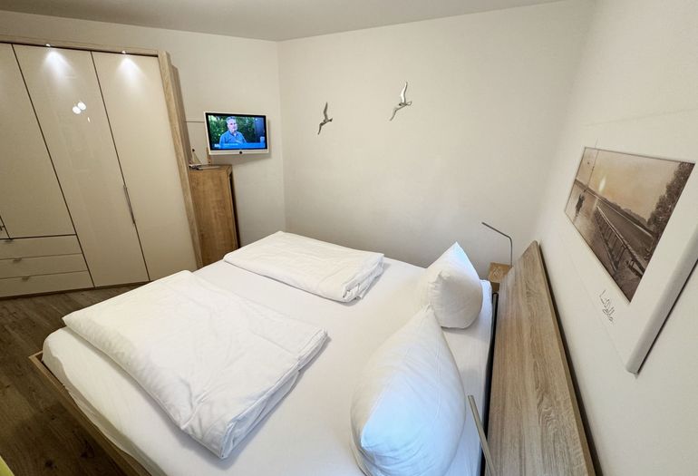 Schlafzimmer mit Kleiderschrank