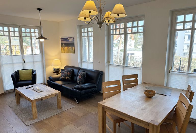 heller Wohnbereich mit Couch und Smart-TV heller Wohnbereich mit Couch und Smart-TV