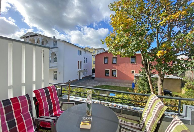 bestuhlter Blkon mit Blick ins Grüne