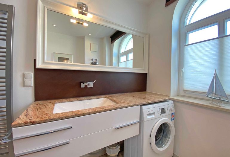 Badezimmer mit Waschmaschine Badezimmer mit Waschmaschine