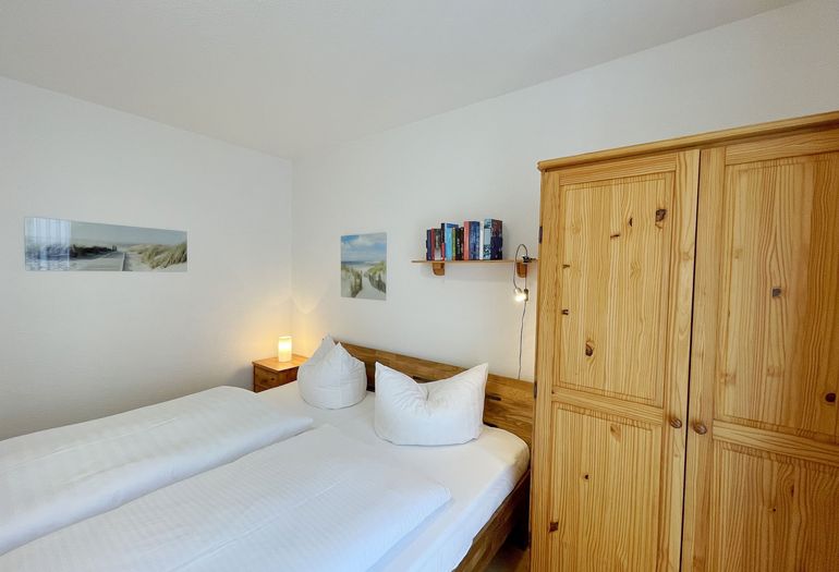 Schlafzimmer mit Bücherregal